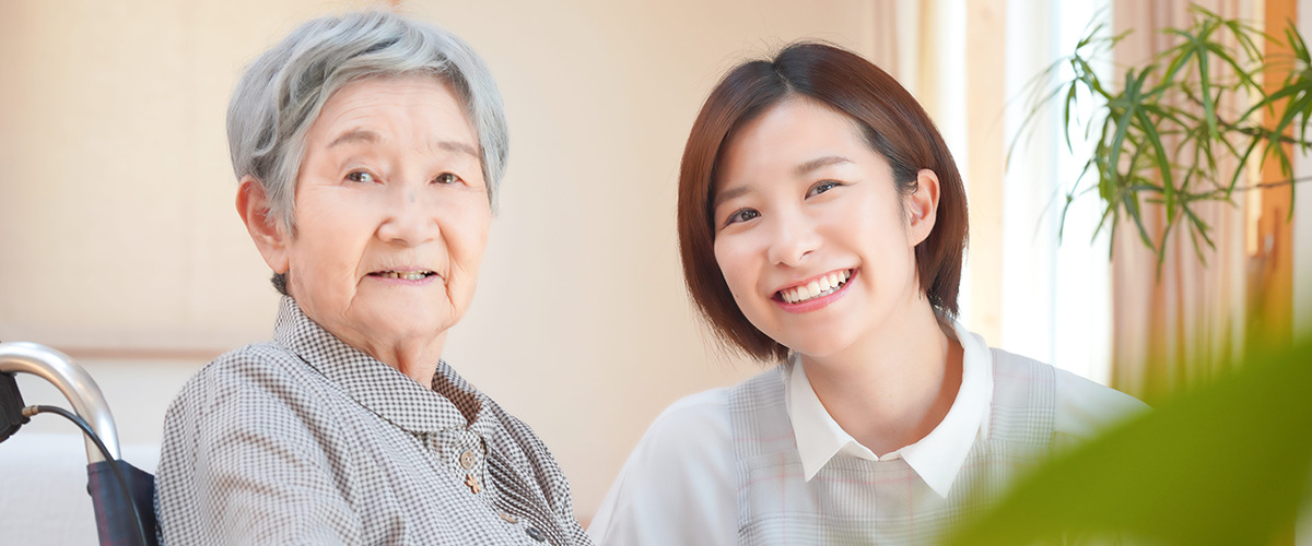 訪問歯科診療高齢者とスタッフ