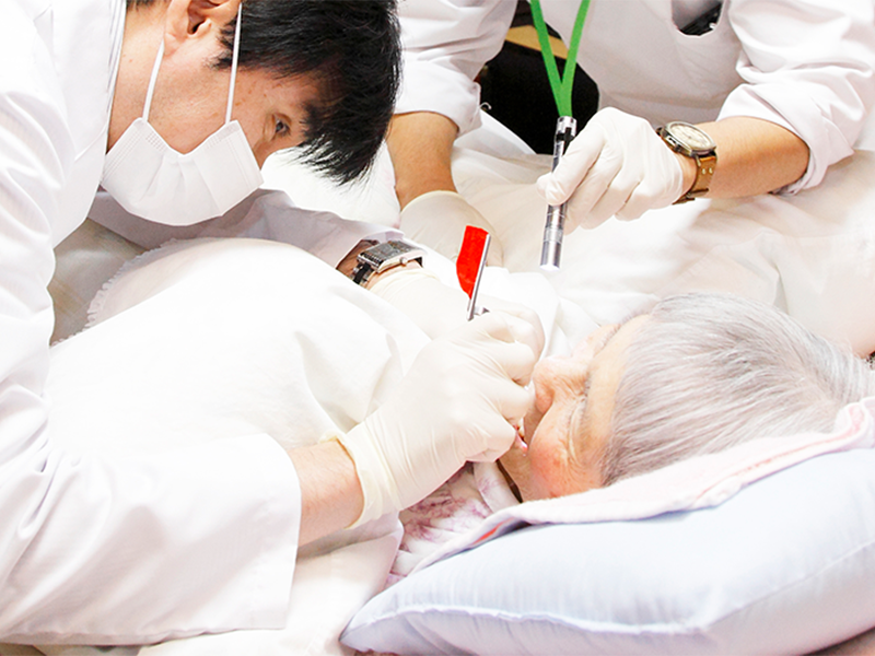 訪問歯科診療風景