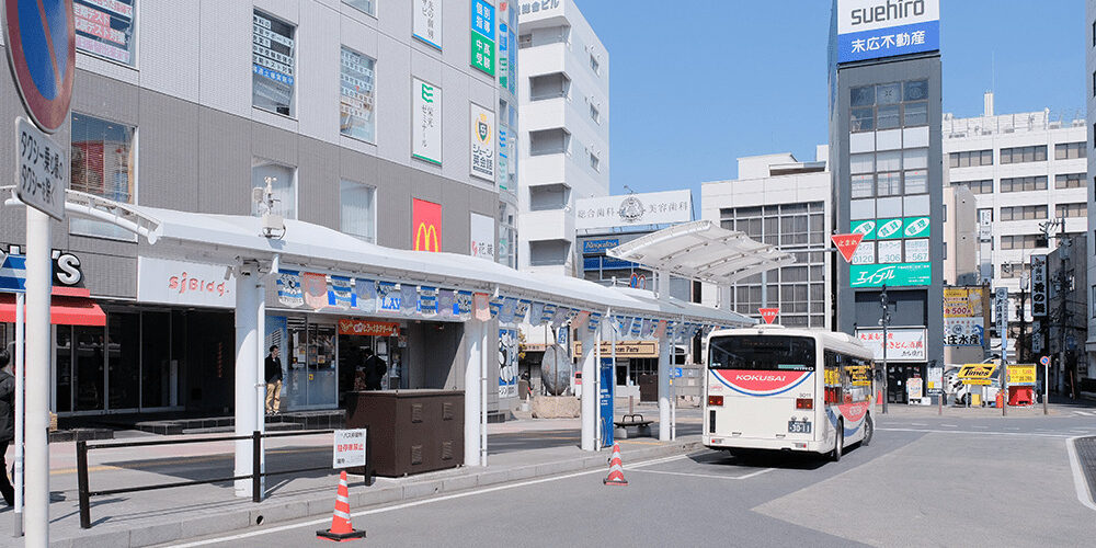 ロータリーを左沿いに進む