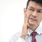 歯を痛がる男性