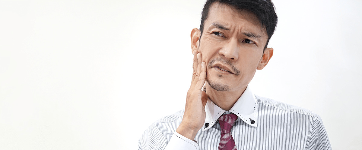 歯を痛がる男性