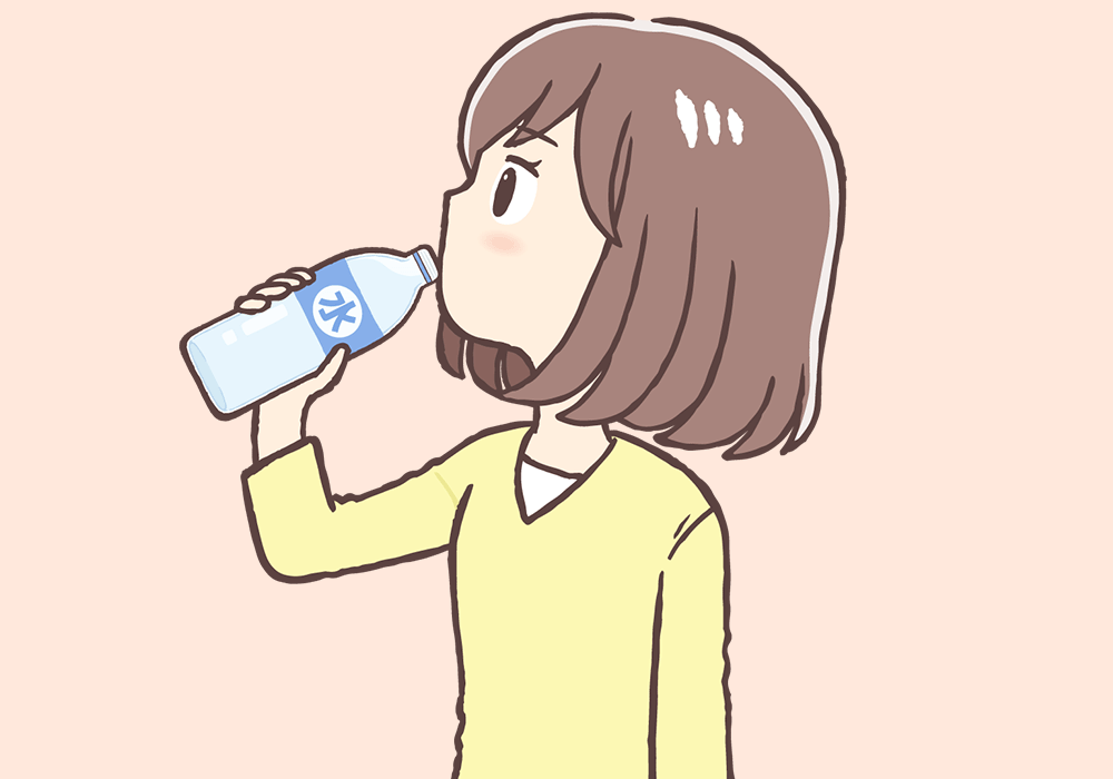水分補給をする女性