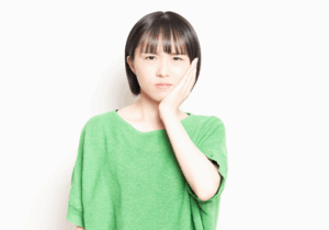 頬を抑える女性