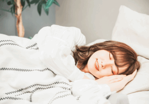 寝ている女性